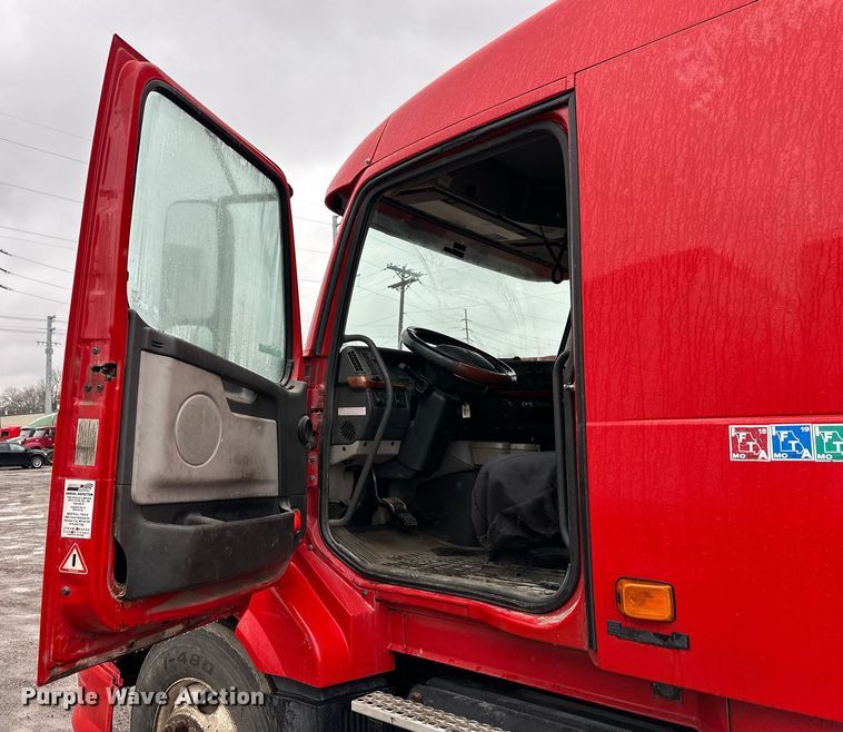 image for item NL9275 2006 Volvo VN Series semi truck