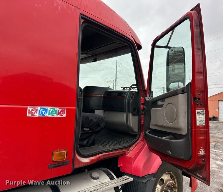 image for item NL9275 2006 Volvo VN Series semi truck