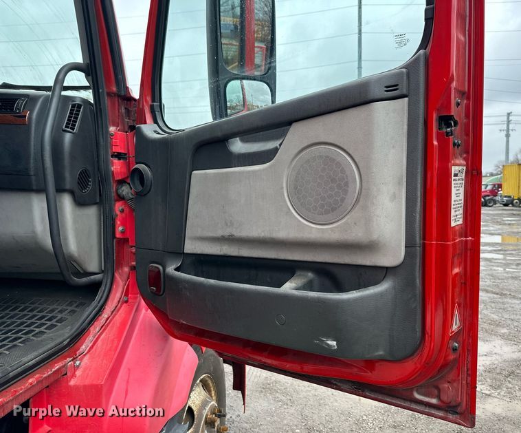 image for item NL9275 2006 Volvo VN Series semi truck