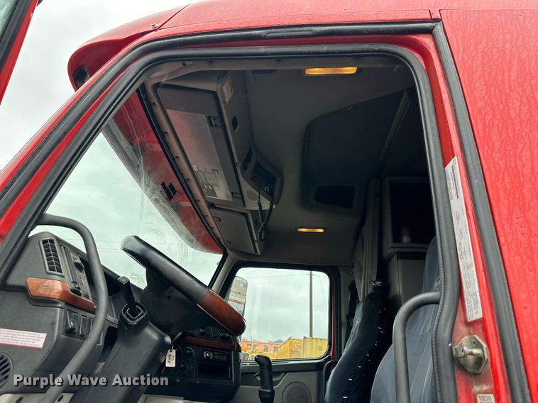 image for item NL9275 2006 Volvo VN Series semi truck