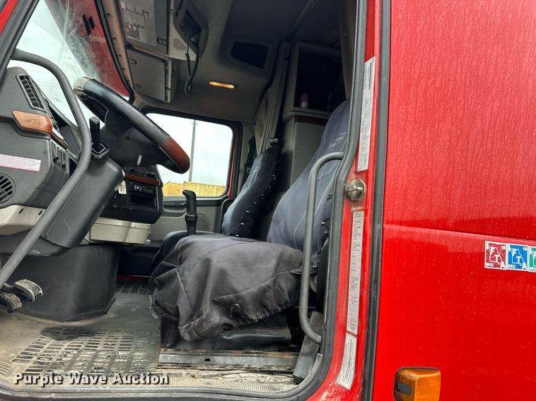 image for item NL9275 2006 Volvo VN Series semi truck