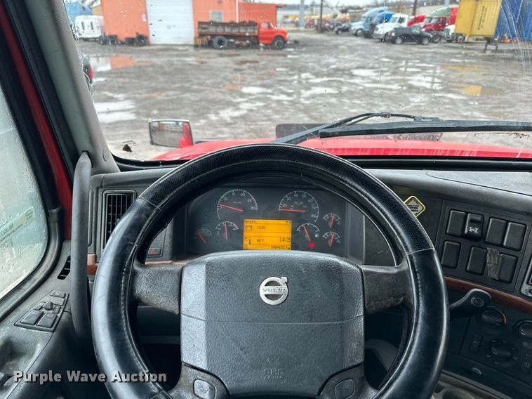 image for item NL9275 2006 Volvo VN Series semi truck