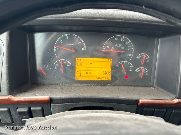 image for item NL9275 2006 Volvo VN Series semi truck