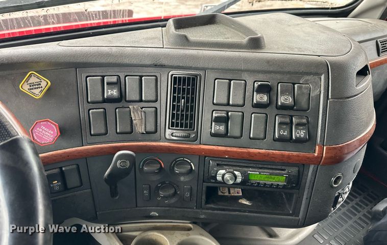 image for item NL9275 2006 Volvo VN Series semi truck