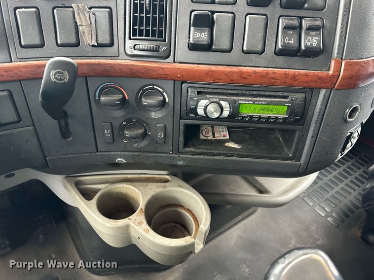 image for item NL9275 2006 Volvo VN Series semi truck