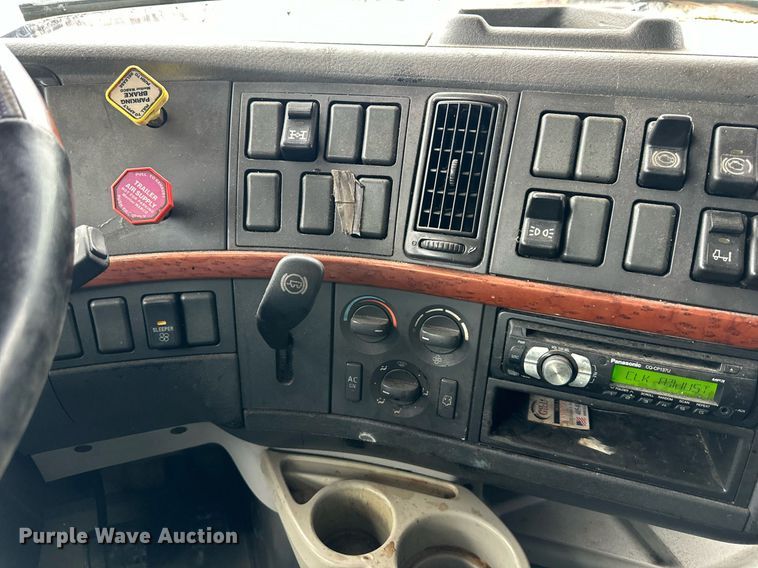 image for item NL9275 2006 Volvo VN Series semi truck