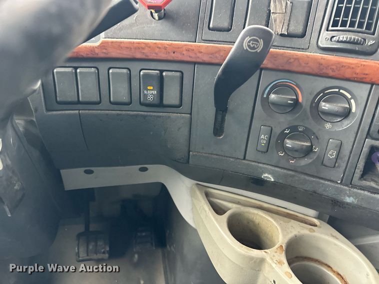 image for item NL9275 2006 Volvo VN Series semi truck