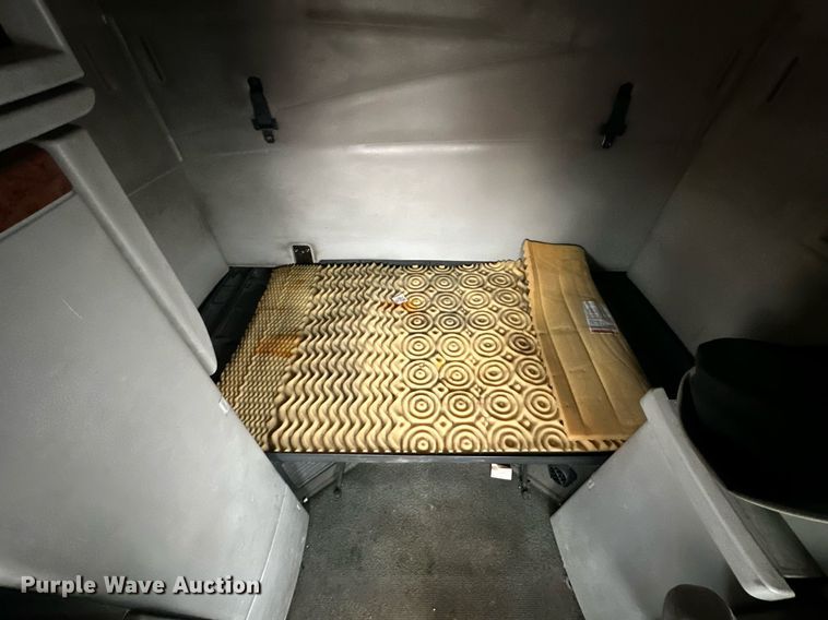 image for item NL9275 2006 Volvo VN Series semi truck