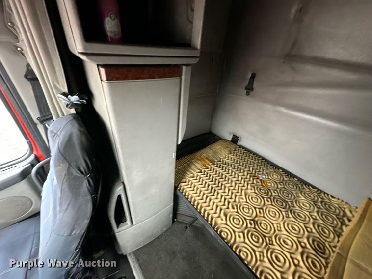 image for item NL9275 2006 Volvo VN Series semi truck