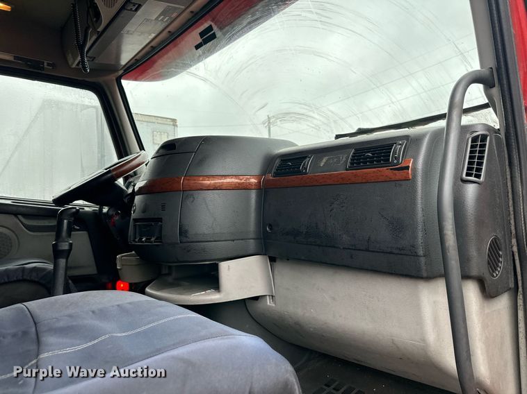 image for item NL9275 2006 Volvo VN Series semi truck