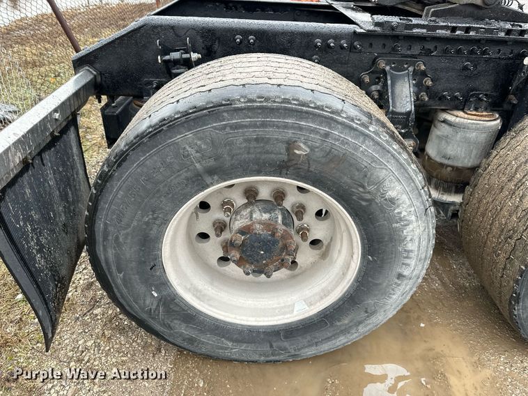 image for item NL9275 2006 Volvo VN Series semi truck