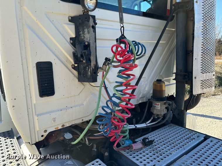 image for item NM9194 2011 International TranStar 8600 semi truck