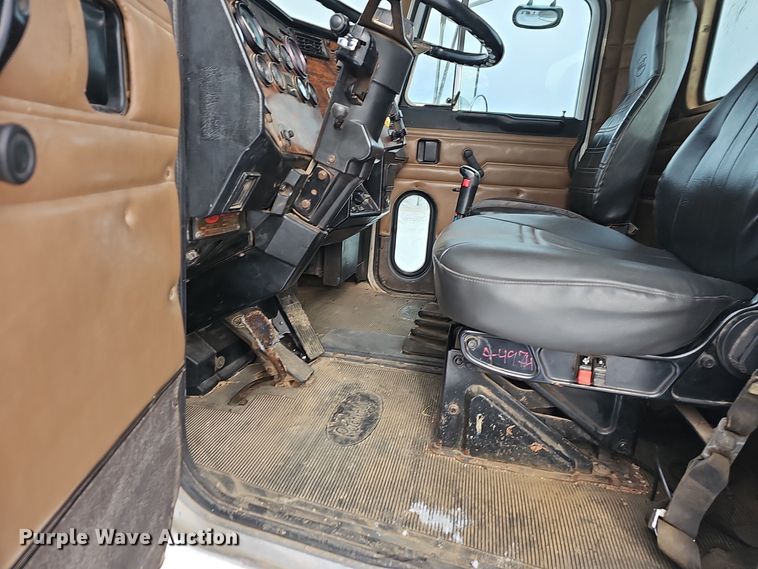 image for item NP9308 1997 Peterbilt 357 semi truck
