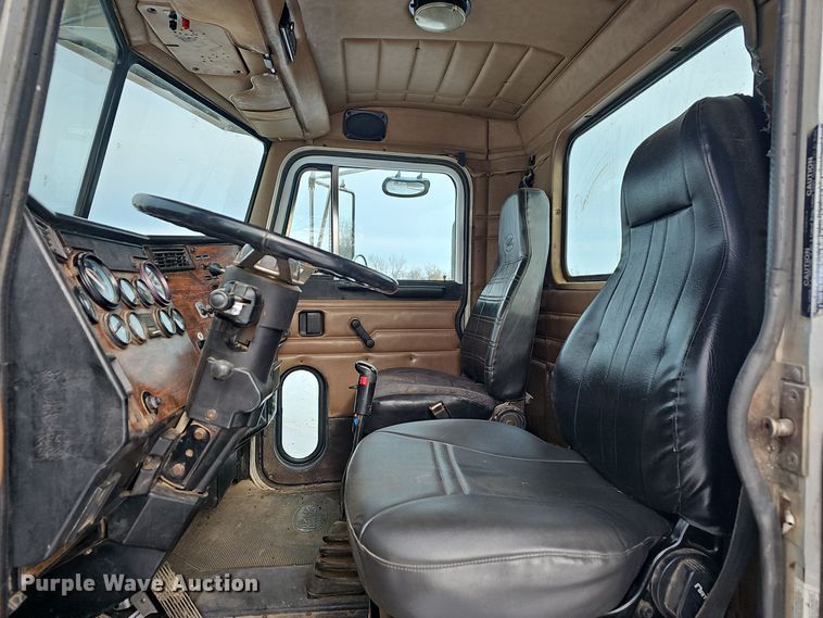 image for item NP9308 1997 Peterbilt 357 semi truck