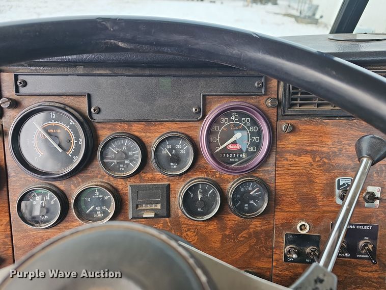image for item NP9308 1997 Peterbilt 357 semi truck