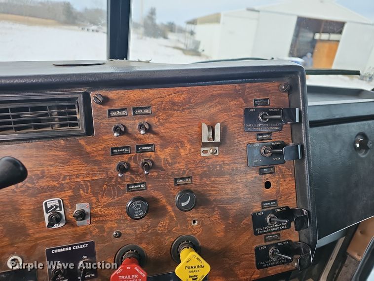 image for item NP9308 1997 Peterbilt 357 semi truck