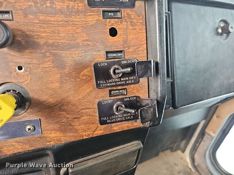 image for item NP9308 1997 Peterbilt 357 semi truck