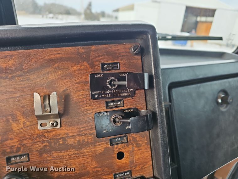 image for item NP9308 1997 Peterbilt 357 semi truck