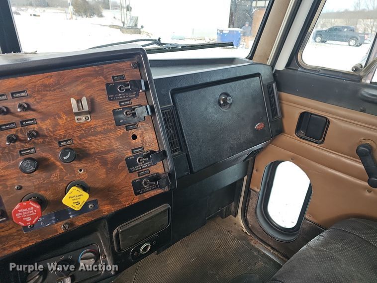 image for item NP9308 1997 Peterbilt 357 semi truck