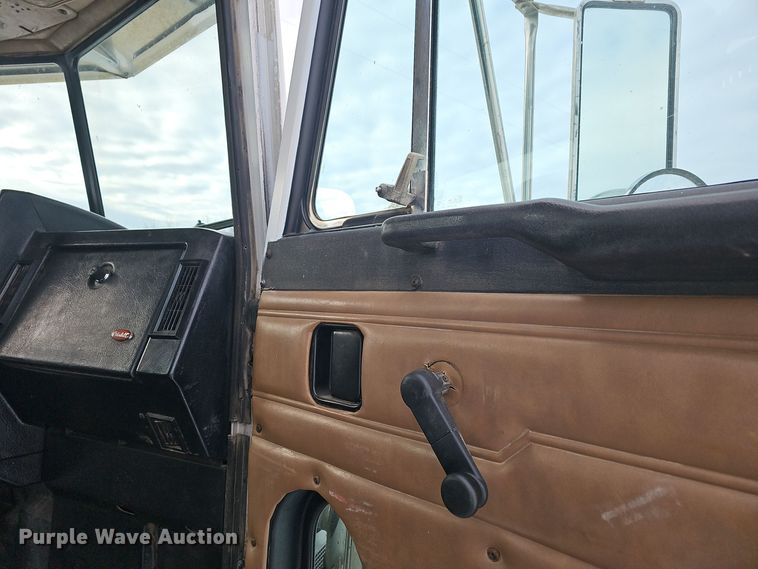 image for item NP9308 1997 Peterbilt 357 semi truck