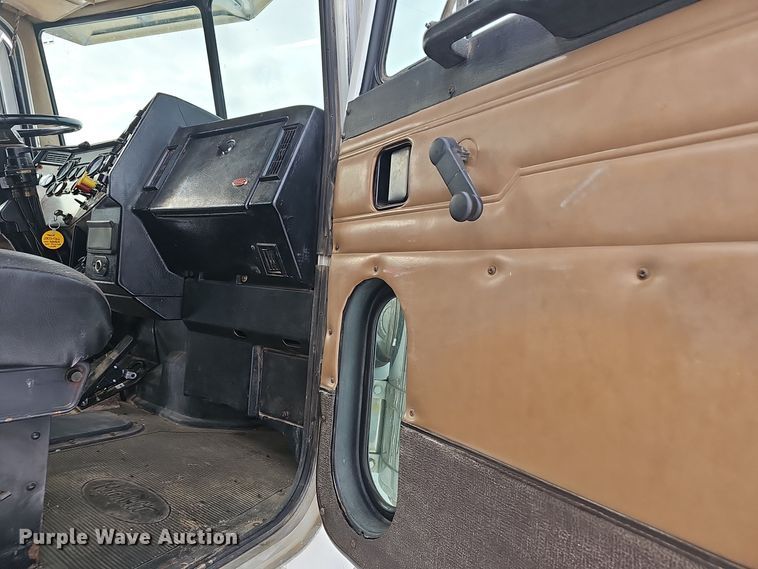 image for item NP9308 1997 Peterbilt 357 semi truck