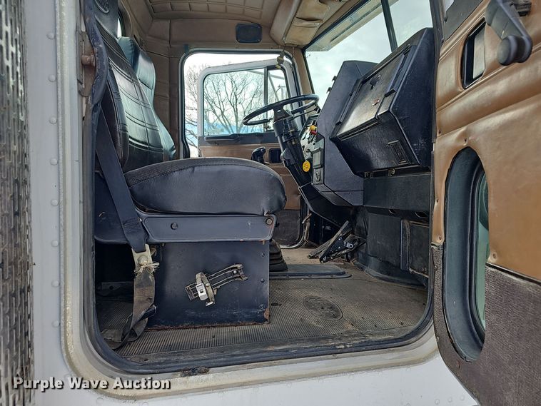 image for item NP9308 1997 Peterbilt 357 semi truck