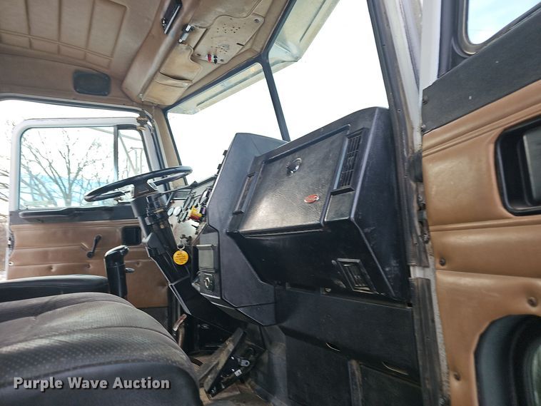 image for item NP9308 1997 Peterbilt 357 semi truck