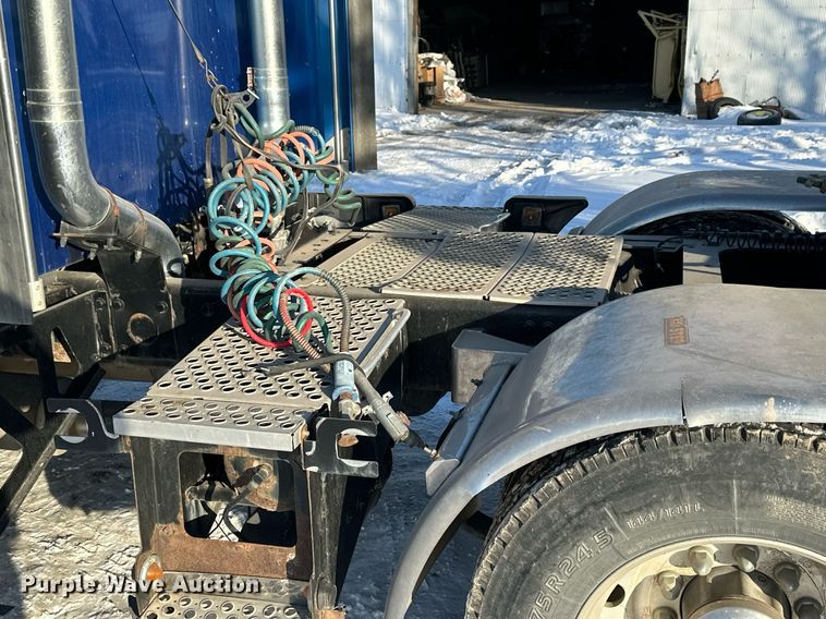 image for item NS9175 2005 Kenworth T600 semi truck