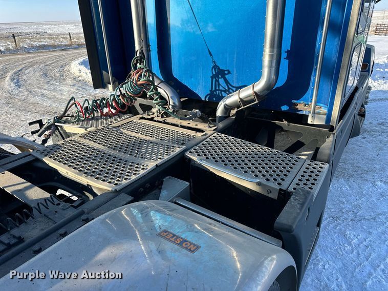 image for item NS9175 2005 Kenworth T600 semi truck