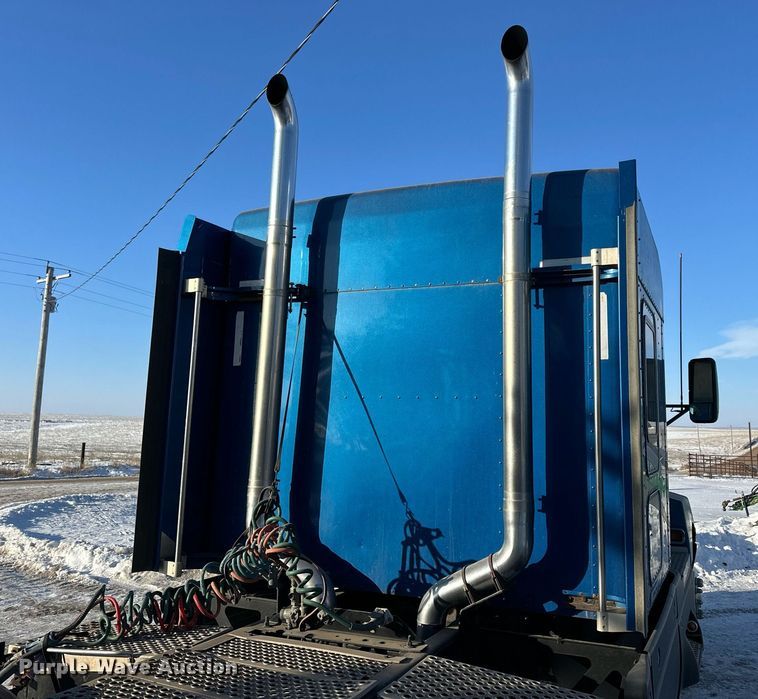 image for item NS9175 2005 Kenworth T600 semi truck