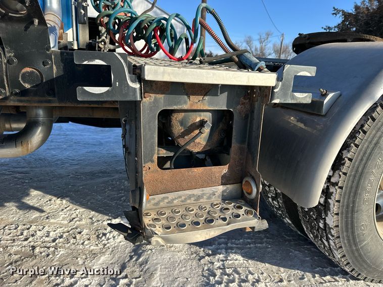 image for item NS9175 2005 Kenworth T600 semi truck