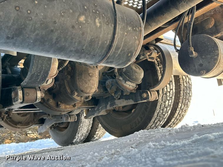 image for item NS9175 2005 Kenworth T600 semi truck