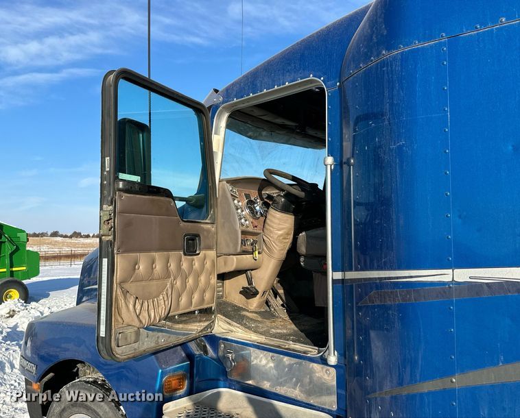 image for item NS9175 2005 Kenworth T600 semi truck