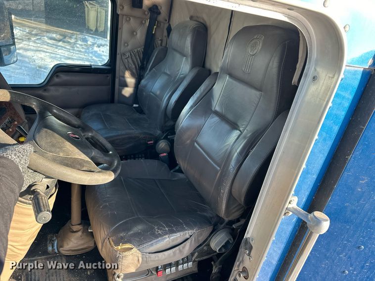 image for item NS9175 2005 Kenworth T600 semi truck