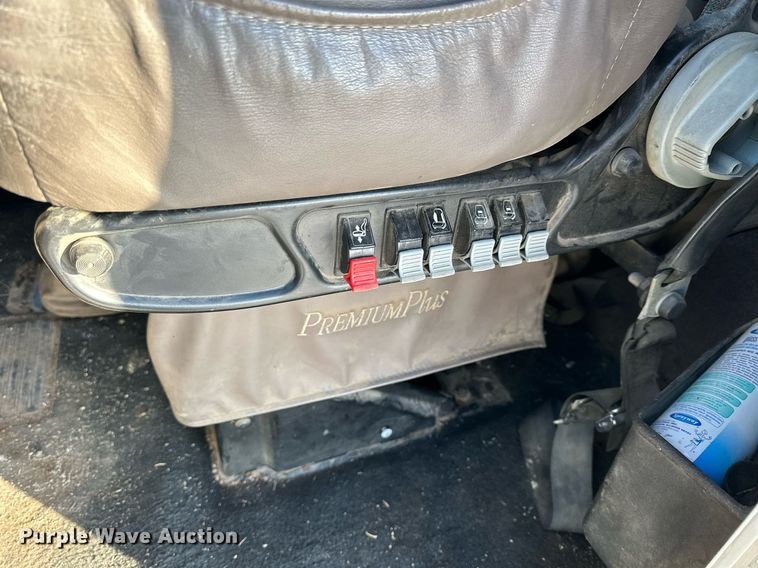 image for item NS9175 2005 Kenworth T600 semi truck