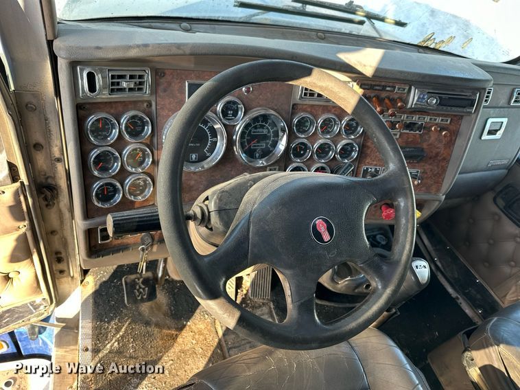 image for item NS9175 2005 Kenworth T600 semi truck
