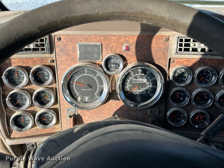 image for item NS9175 2005 Kenworth T600 semi truck