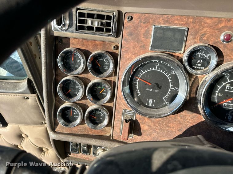 image for item NS9175 2005 Kenworth T600 semi truck