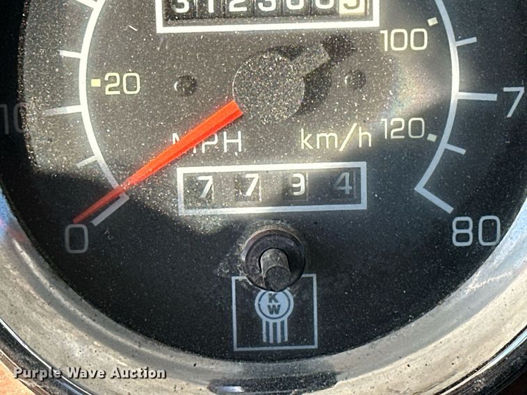 image for item NS9175 2005 Kenworth T600 semi truck