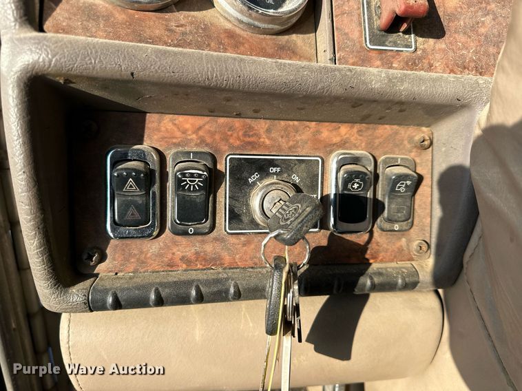 image for item NS9175 2005 Kenworth T600 semi truck