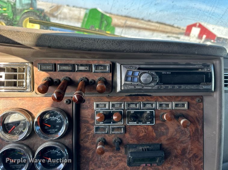 image for item NS9175 2005 Kenworth T600 semi truck