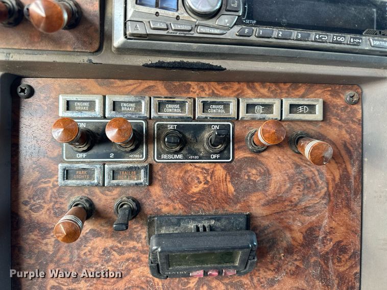 image for item NS9175 2005 Kenworth T600 semi truck