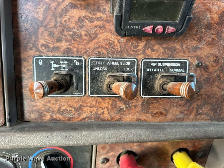 image for item NS9175 2005 Kenworth T600 semi truck