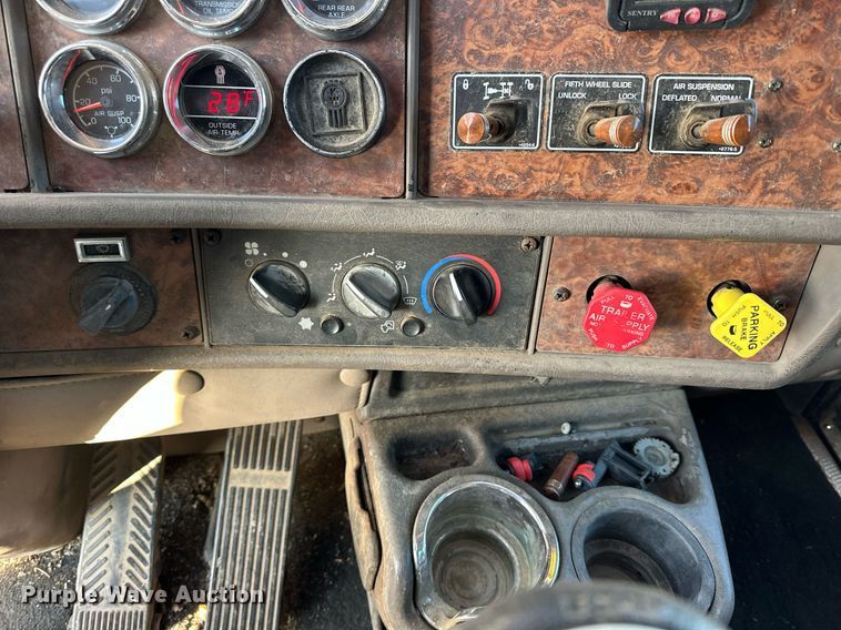 image for item NS9175 2005 Kenworth T600 semi truck