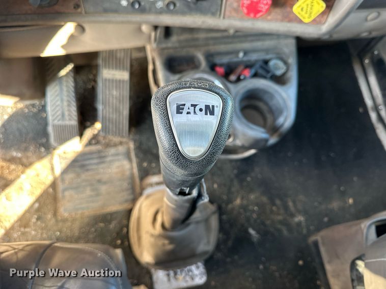 image for item NS9175 2005 Kenworth T600 semi truck