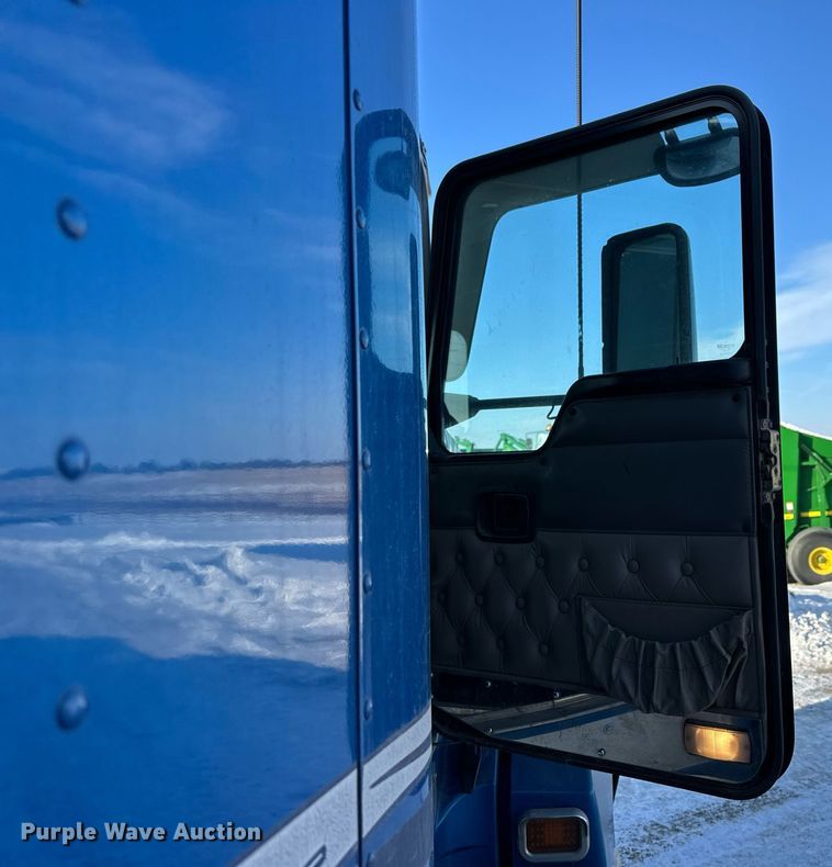 image for item NS9175 2005 Kenworth T600 semi truck