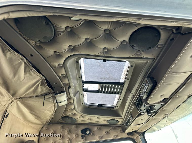 image for item NS9175 2005 Kenworth T600 semi truck