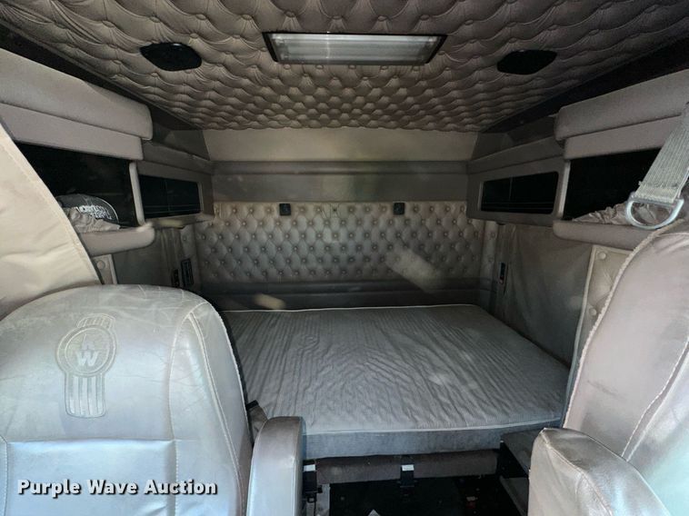 image for item NS9175 2005 Kenworth T600 semi truck