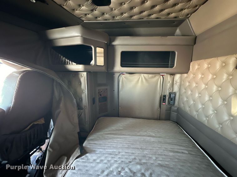 image for item NS9175 2005 Kenworth T600 semi truck