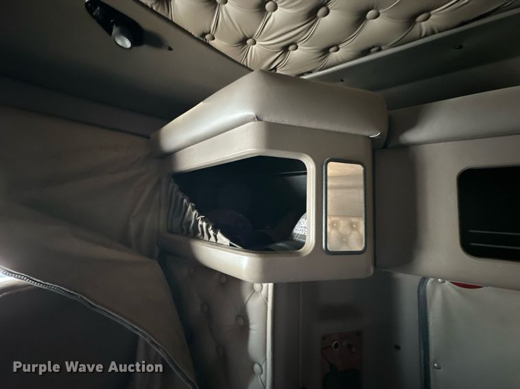 image for item NS9175 2005 Kenworth T600 semi truck